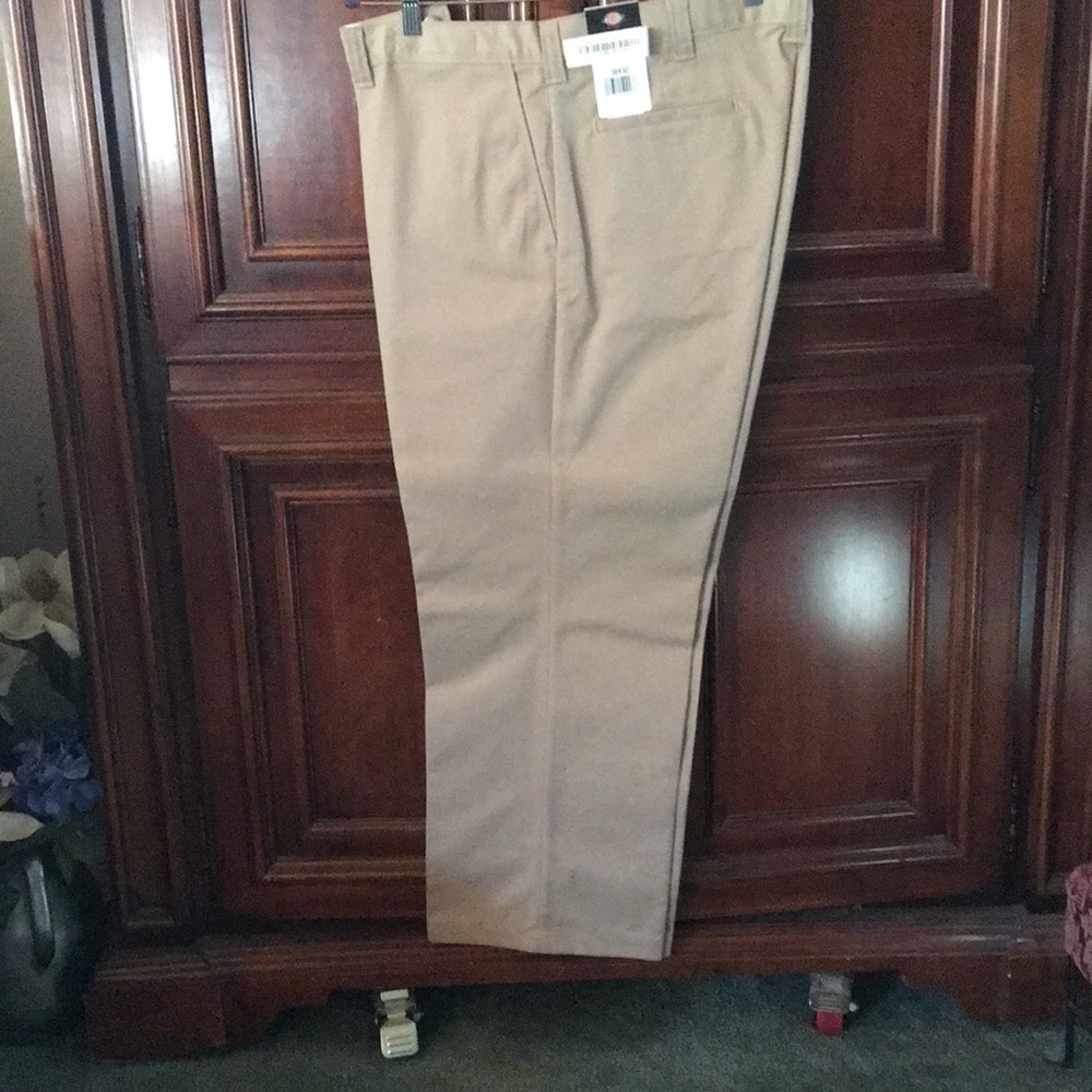 Dickies mens sports Khakis tan Pants 38 x 30. NWT